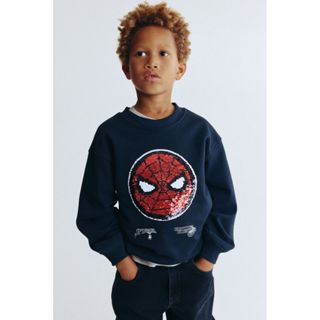 H&M(เอชแอนด์เอ็ม) เสื้อสเวตเตอร์พิมพ์ลายแบบโอเวอร์ไซส์ Boys …