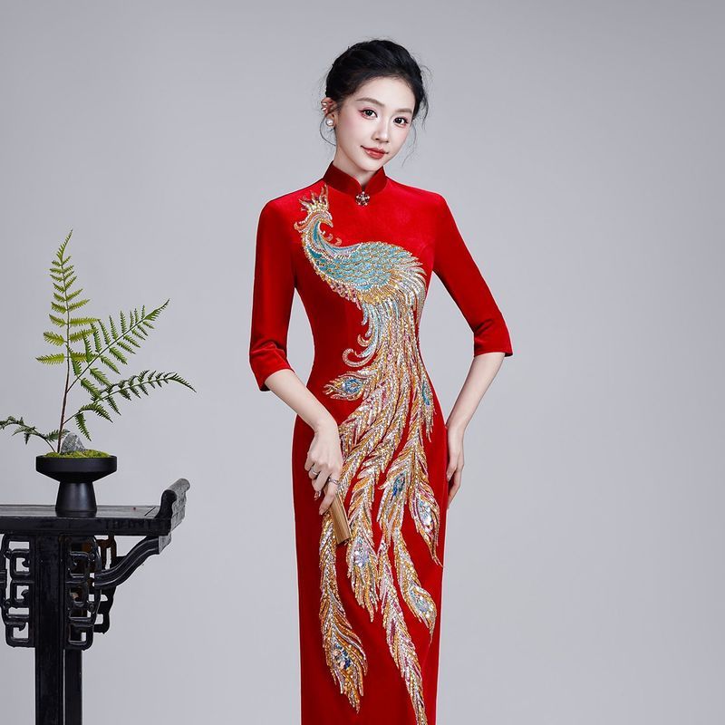 ชุดฉางซามปี 2026 สไตล์คุณภาพพรีเมียม เหมาะสำหรับแม่เจ้าสาวในงานพิธีแต่งงาน โทนสีแดงแบบฟินิกซ์ ประดับลายกำมะหยี่ - รูปที่ 5