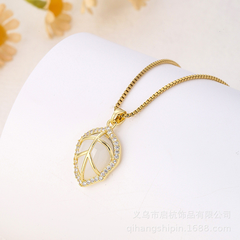 ไทเทเนียมเหล็กใหม่สไตล์โอปอลใบสร้อยคอผู้หญิงแสงหรูหราแฟชั่นที่เรียบง่ายสดธรรมชาติฝังจี้เครื่องประดับ