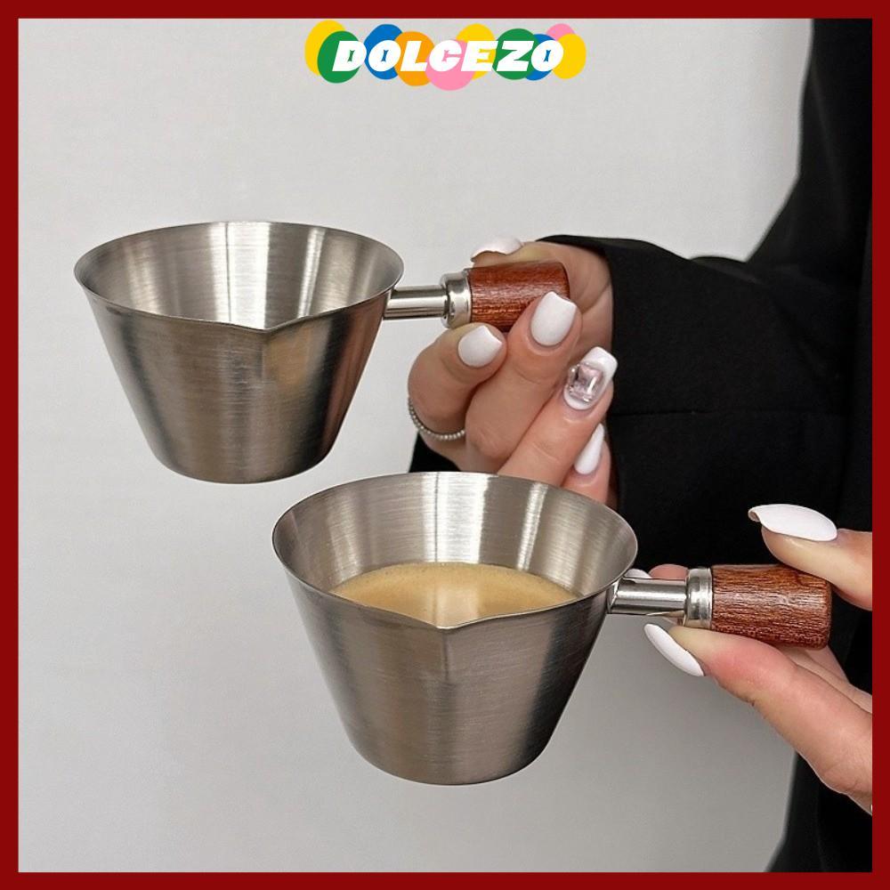 จัดส่งจากประเทศไทยDOLCEZO ถ้วยนมขนาดเล็ก,พร้อมสเกลด้ามไม้ ถ้วยตวงเอสเปรสโซอิตาลี, เครื่องมือเติมของเหลวสแตนเลส 100ML
