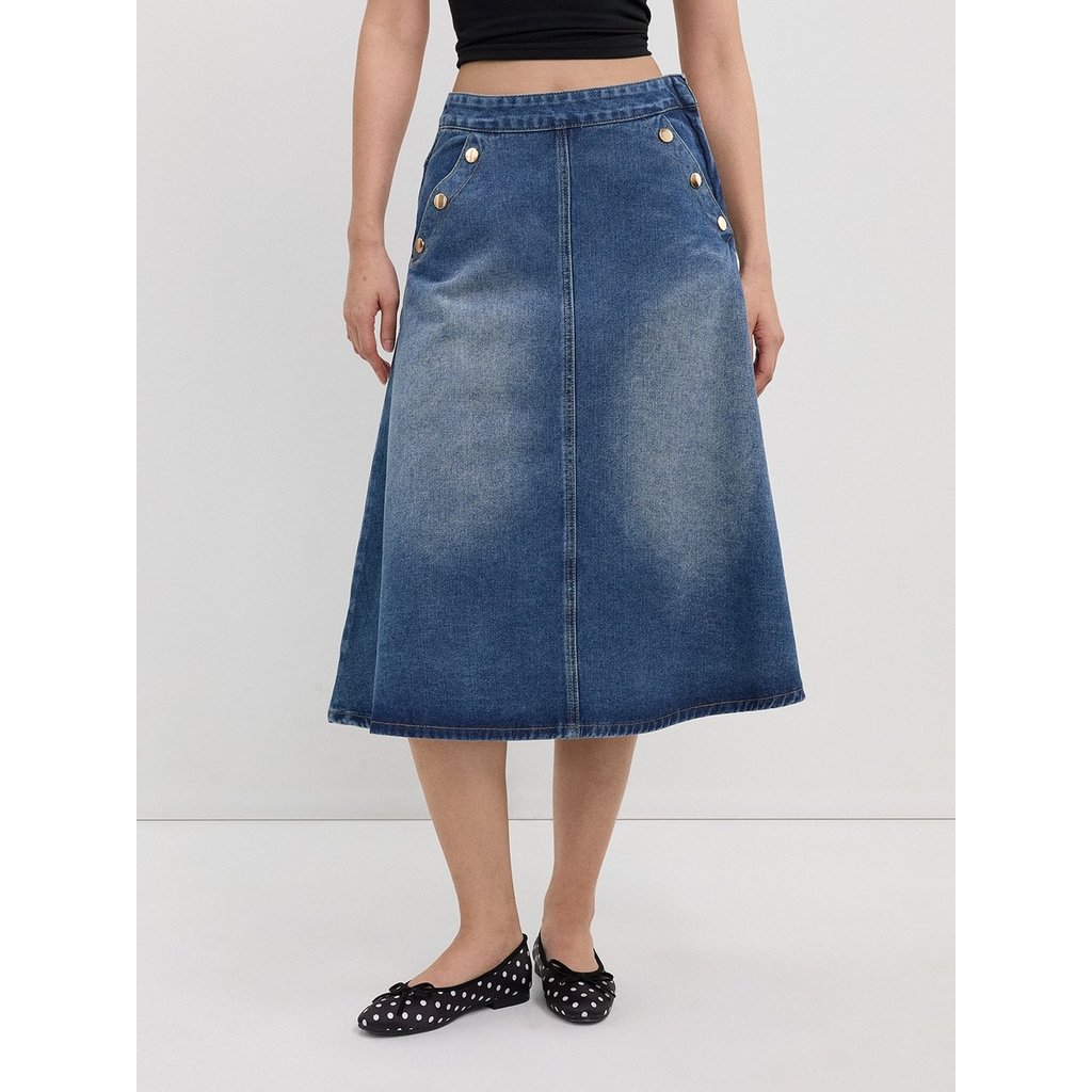 [Pomelo] กระโปรงยีนส์ยาวทรงเอดีเทลกระดุมทอง / High Waisted A-Line Midi Skirt Gold Button Detail