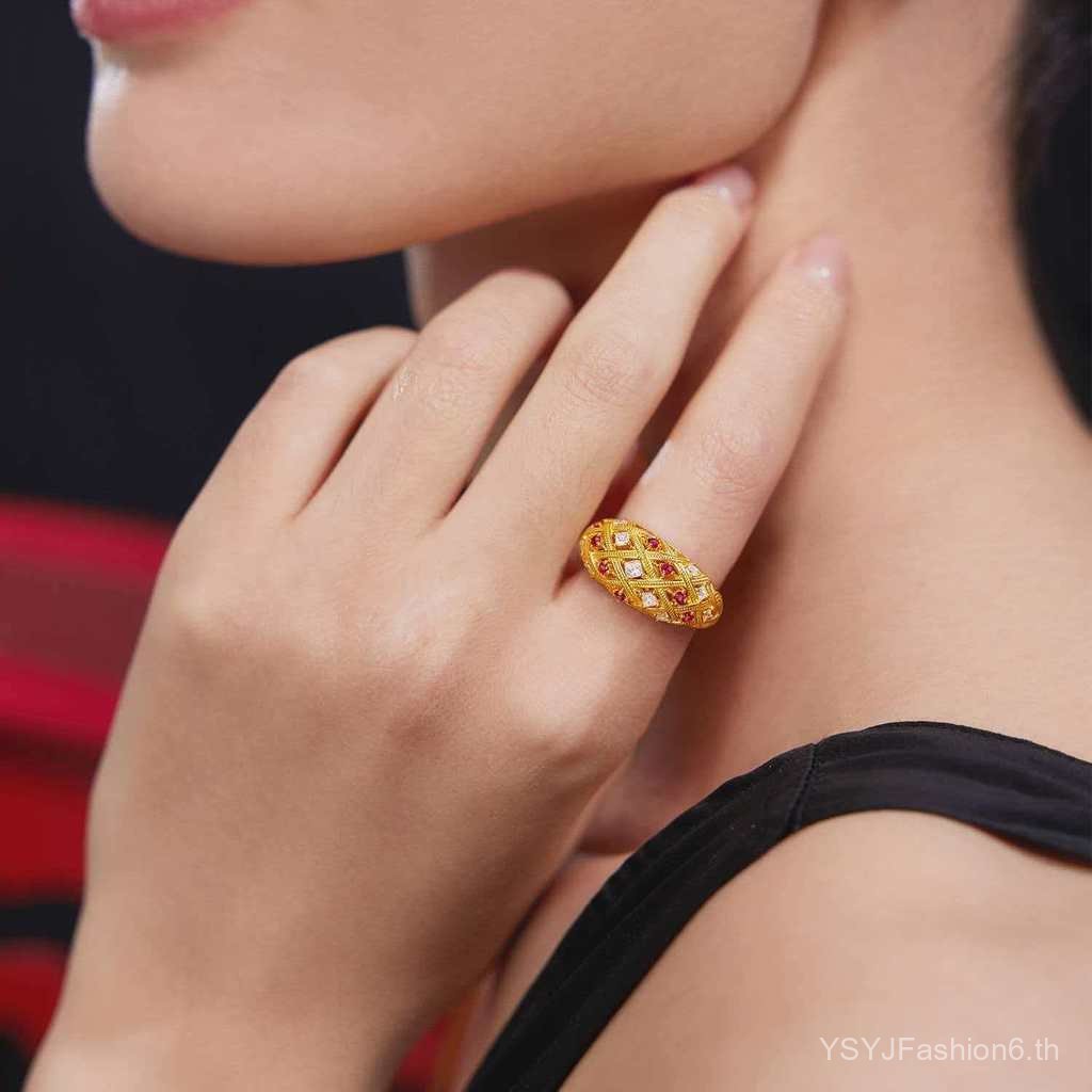 ชุดเครื่องประดับ Tang Cai Ling ประกอบด้วยสร้อยคอมุก, แหวนโดนัท และต่างหูคอรันดัมสีแดง