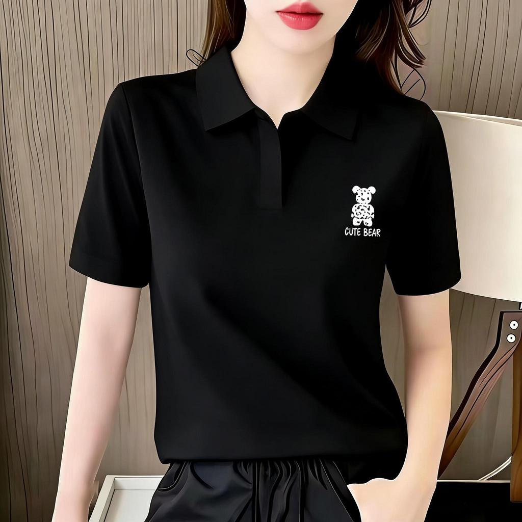 【จัดส่งจากกรุงเทพฯภายใน 24 ชั่วโมง】เสื้อโปโลสีดำสุดแซ่บสำหรับผู้หญิง | ลายหมีตุ๊กตาสีขาวเล็กๆ ทำให้สไตล์ไม่ซ้ำใคร และดูม