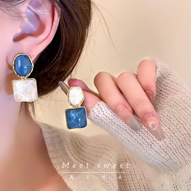 ต่างหูสไตล์ใหม่สีฟ้าไม่อสมметริก 2026 สำหรับผู้หญิง