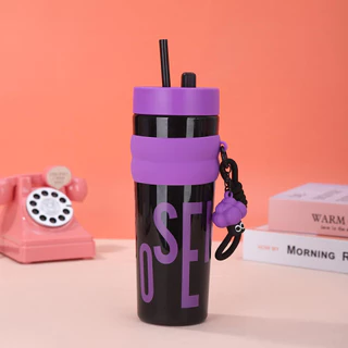 【ซื้อ 1 แถม 1】ความจุสูง แก้วพลาสติก ขนาด 900ml สีสันสดใส ดีไซน์น่ารัก มีหลอดและตัวติดตุ๊กตา BPA Free พกพาสะดวก ขวดน้ำพลา