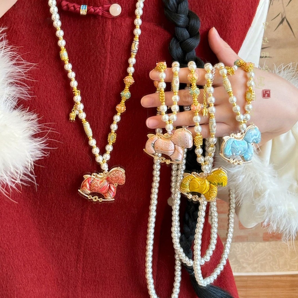 {Fuyou Go on Horse} สไตล์จีน Song Jin Pony สร้อยคอลูกปัดหญิงใหม่สไตล์จีน Benming เสื้อกันหนาวอุปกรณ์