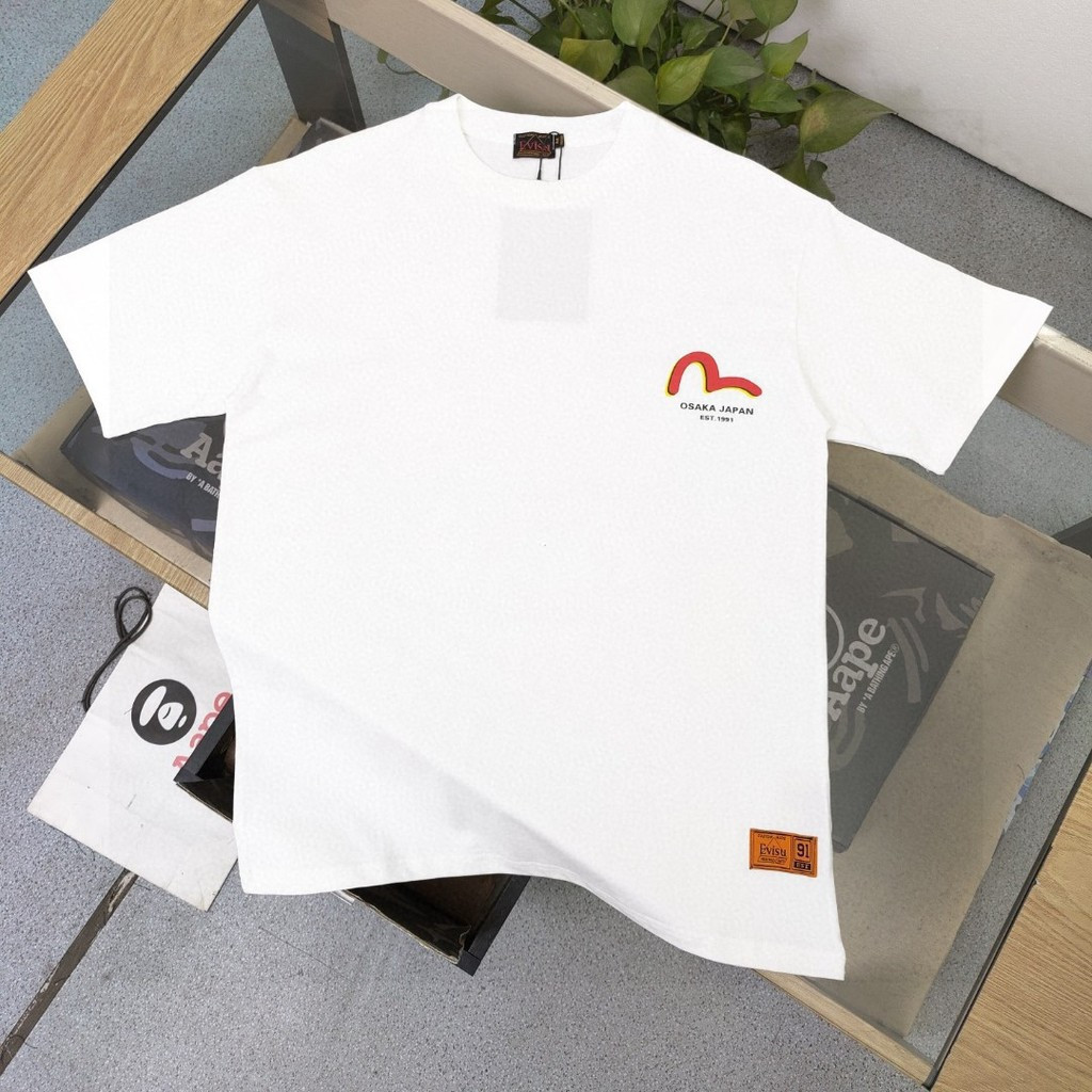 เสื้อยืดแขนสั้นคลาสสิก รอบคอสำหรับผู้ชายและผู้หญิง ทำจากผ้าฝ้าย 100% ออกแบบโดย IVMS พร้อมลายเซ็นเฉพา