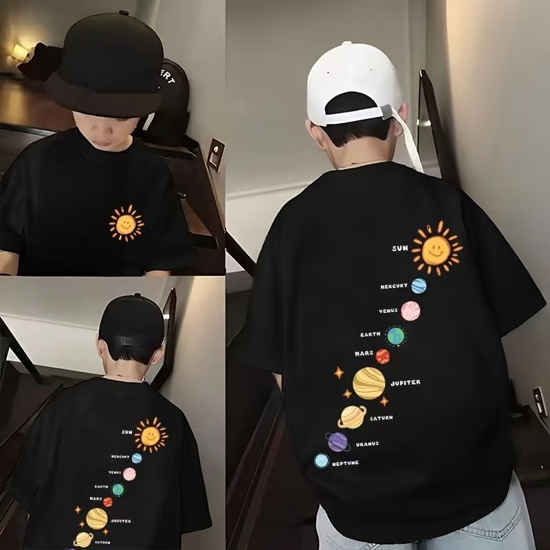 【คอลเลคชั่นใหม่ฤดูร้อน】เสื้อยืดแขนสั้นสีดำสำหรับเด็ก ลายดาวเคราะห์ เนื้อแท้ 2025 เสื้อแฟชั่นสำหรับเด็กชายและ