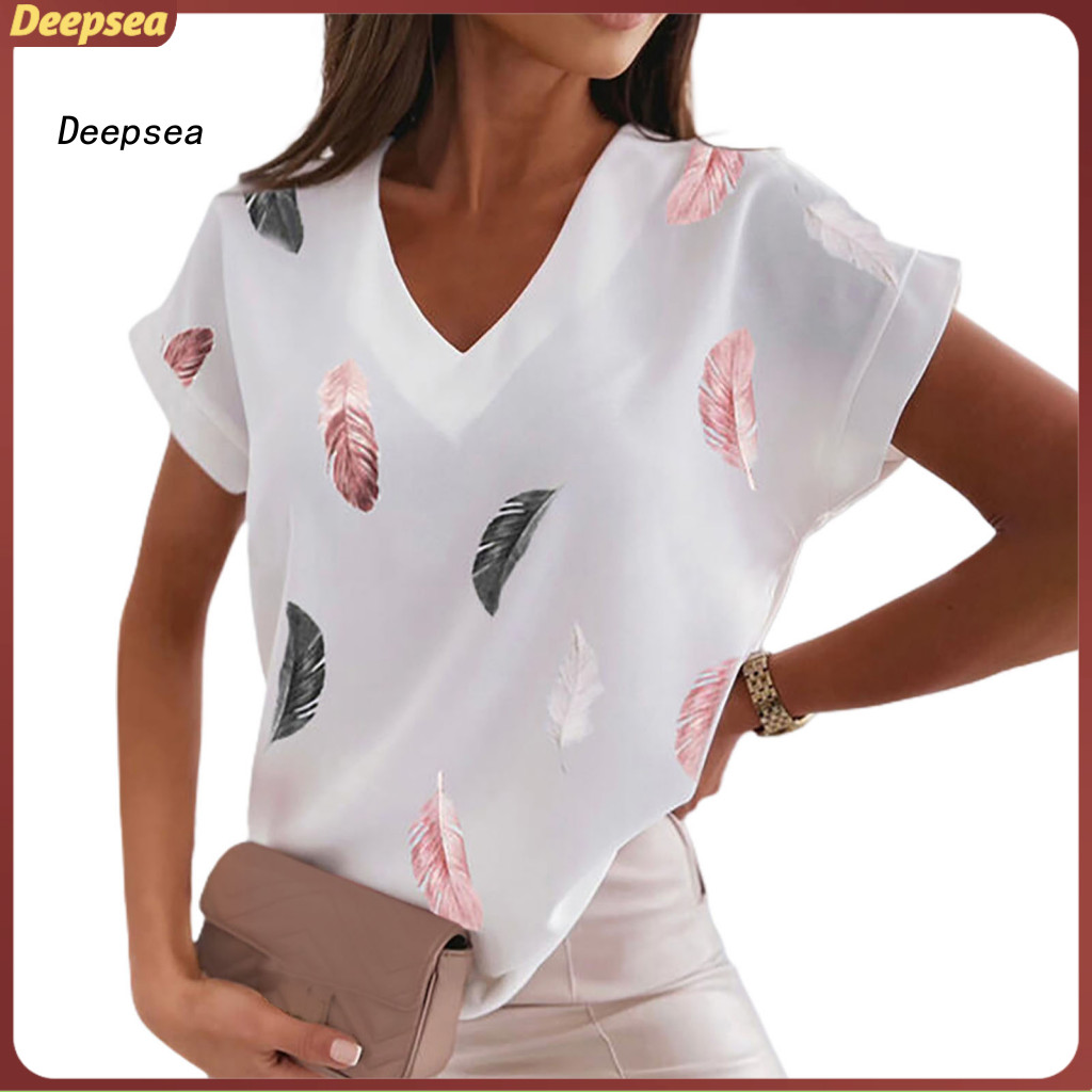 DPA เสื้อยืดแขนสั้นสไตล์วีคอหลวม สำหรับผู้หญิง ออกแบบลาย Splicing พิมพ์สวยงาม สไตล์ STREETWEAR ฤดูร้