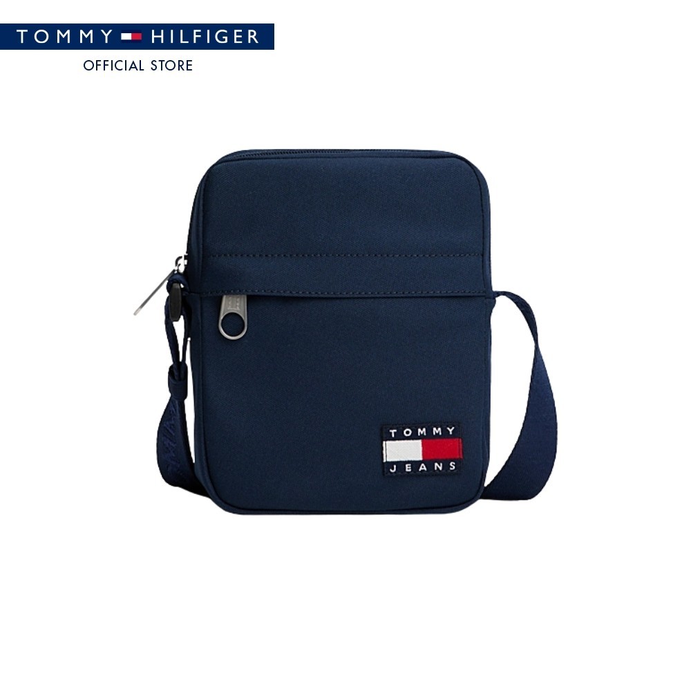 [ลดเพิ่ม 10% โค้ด 10MALL27] Tommy Hilfiger กระเป๋าคล้องไหล่ ผู้ชาย รุ่น AM0AM13710 C1G - สีน้ำเงิน