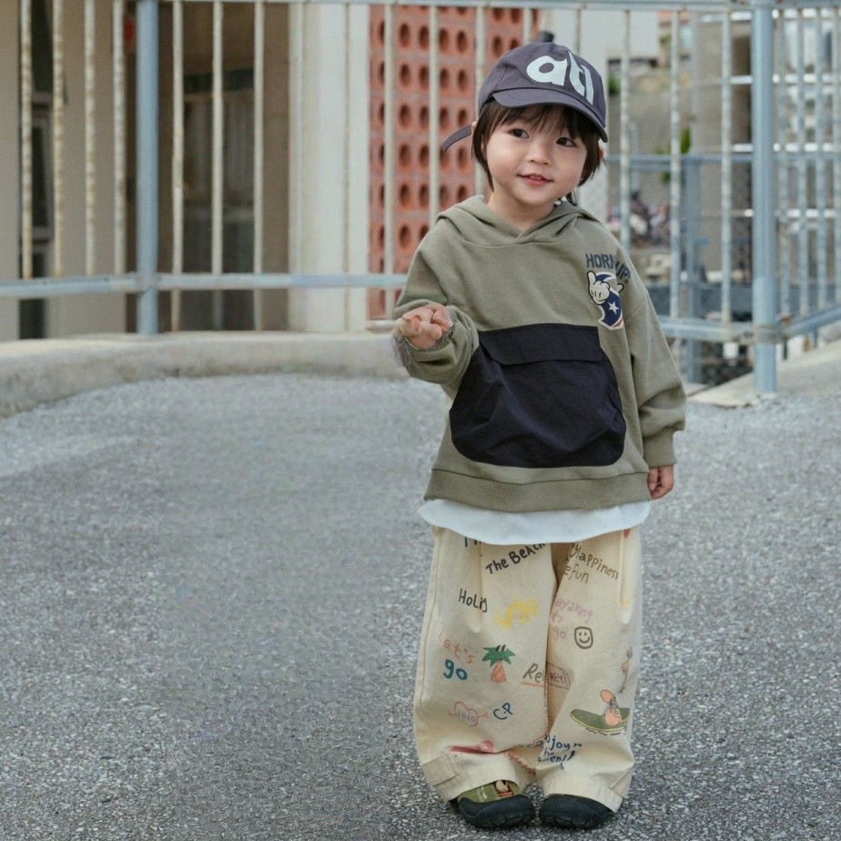 Theioioio เสื้อฮู้ดเด็ก ผ้าคอตตอน 100% ดีไซน์ต่อชายเสื้อสองชั้น ลายกราฟิกเท่ๆ (สีชมพู/สีเขียวขี้ม้า)