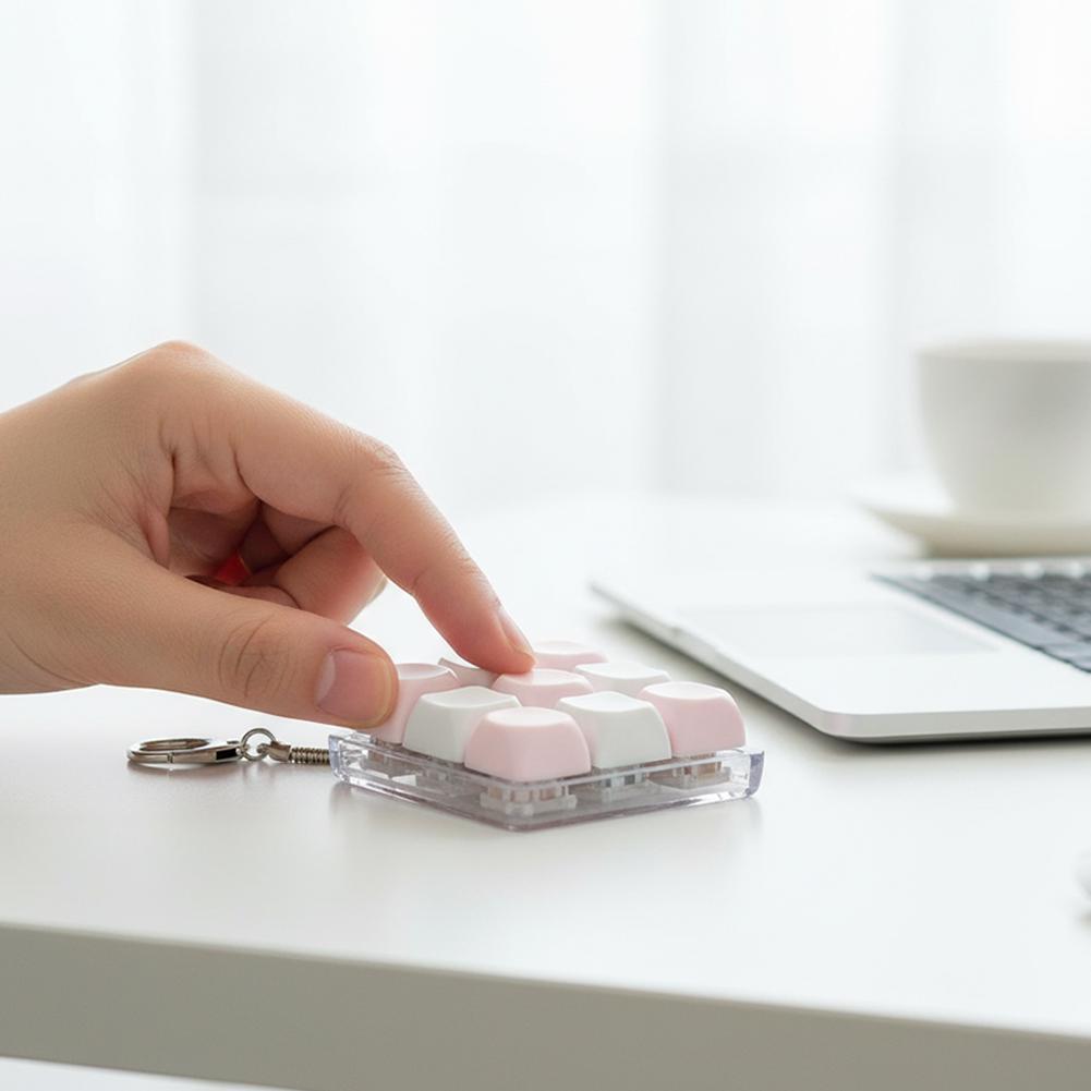 น่ารัก 9 ปุ่ม Mechanical Squeeze พวงกุญแจ Clickable Kayboard ของเล่นสําหรับนิ้วมือกดความเครียด I0X5
