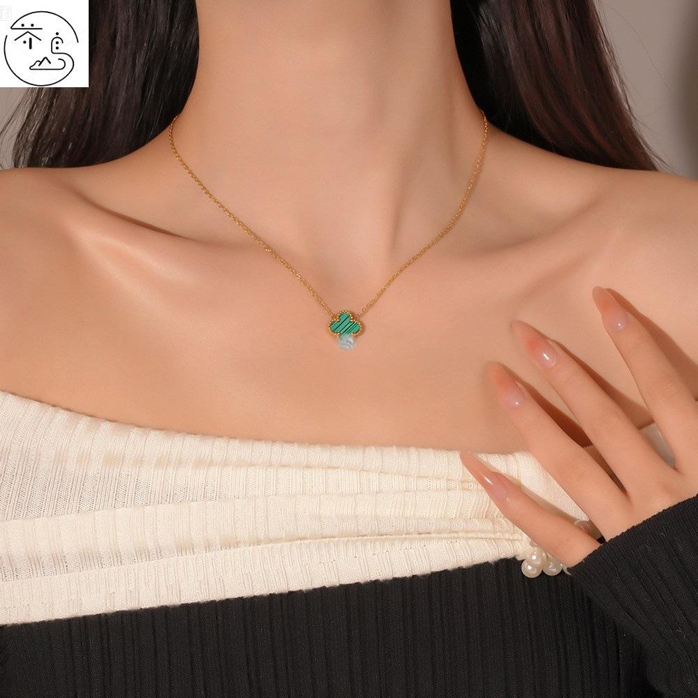 สร้อยคอโคลเวอร์สี่แฉกนำโชค ออกแบบทันสมัยสำหรับผู้หญิ&nbsp;มีความทนทานจากเหล็กไทเทเนียม