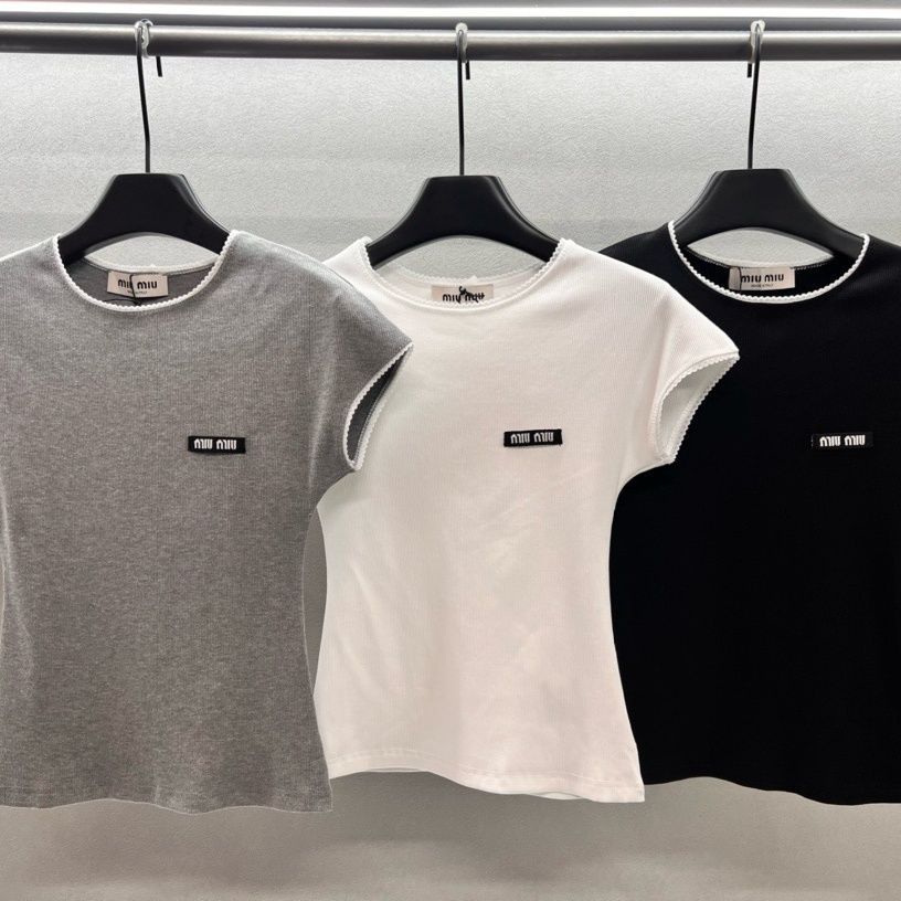 เสื้อแขนสั้นสไตล์ใหม่ ฤดูใบไม้ผลิ/ร้อน มีรายละเอียดตัวอักษรสีคอนทราสต์รอบคอ