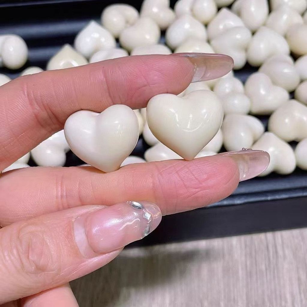 สร้อยข้อมือจากงานฝีมือnatural nga chang พร้อมสร้อยคอมากกว่าหนึ่งแบบ