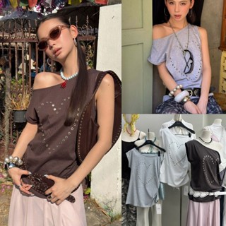 🧵🧡 🇰🇷 SU129 เสื้อปาดไหล่ แต่งอะไหล่สีเงิน ปักเป็นรูปหัวใจ งา…