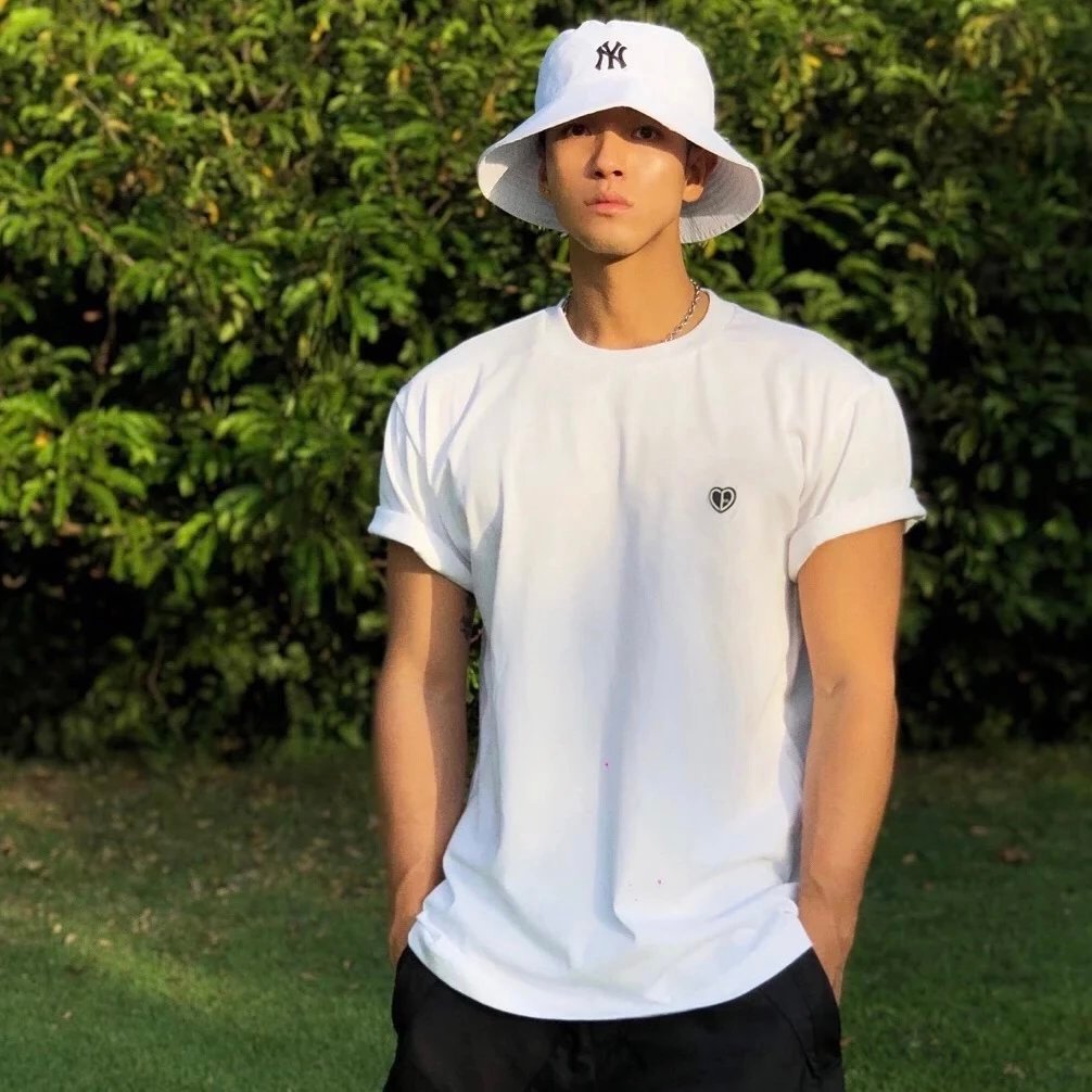 Dior แขนสั้นผู้ชาย Street Wear Classic Love Letter โลโก้ขนาดเล็กป้ายปักสามมิติรอบคอ Simple Basic Dar