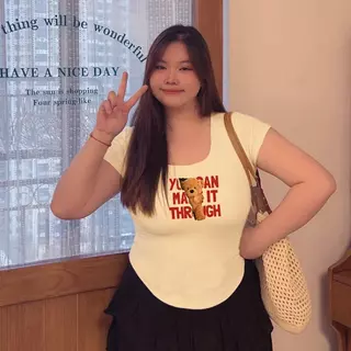 ขอบเสื้อผู้หญิงตอนหน้าอก U เสื้อสาวอวบพรางหุ่น รุ่นล่าสุดเสื้อยืดผู้หญิง มีหลายสีให้เลือก มีหลายไซซ์ให้เลือกเสื้อยืดผู้ห