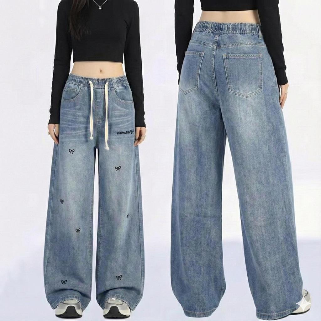 NAMCHA กางเกงยีนส์เอวสม็อคทรงกระบอกกลาง กางเกงยีนส์เอวสม็อคทรงเอวสูง ปักNAMCHA สียีนส์ 2779