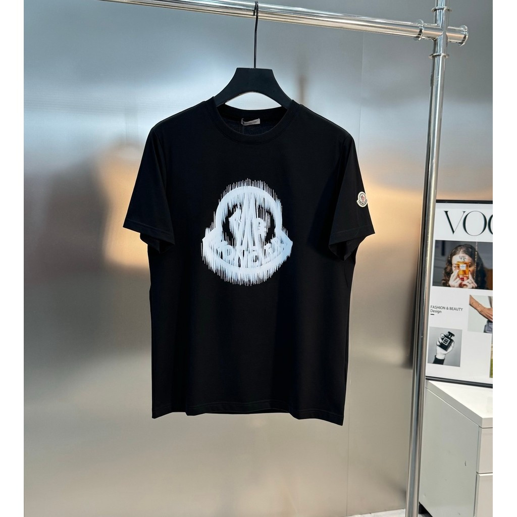 Moncler2026 Moncler-สไตล์ใหม่6XLคลาสสิกรอบคอแขนสั้นเสื้อยืดผู้ชายผู้หญิงสไตล์ขนาดใหญ่Nicheอินเทรนด์B