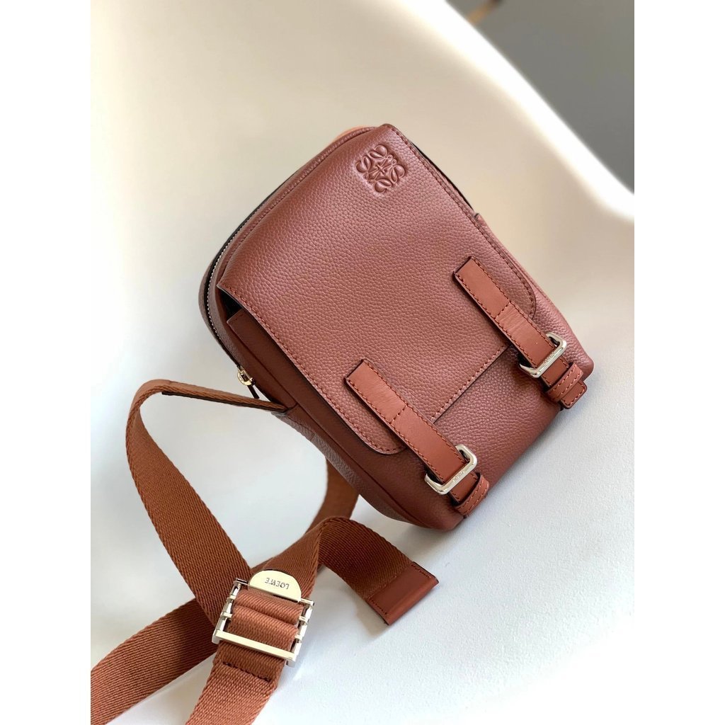 LOEWE Luojia Bags กระเป๋าสะพายข้างทหารขนาดเล็กสุด ทำจากหนังลูกวัวเกรนนุ่มนำเข้า มีช่องหลักและช่องเพิ