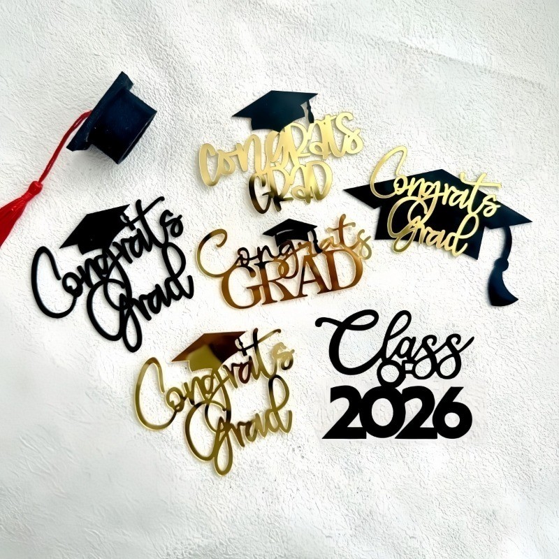 ชุดท็อปเปอร์เค้กรับปริญญาอะคริลิค: คองรัตส์ Grad & Class of 2026 ปิ๊กสําหรับงานปาร์ตี้