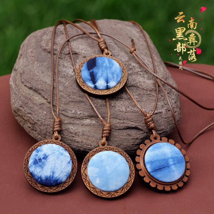 Yunnnan สร้อยคอสไตล์ชาติพันธุ์ยาวเก่าไม้แกะสลักดอกไม้ศิลปะสีฟ้าย้อมจี้สีขาวชาติพันธุ์ทําด้วยมือ Tie 