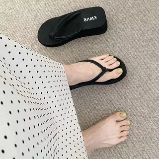 [ส่งจากไทย] 6.5 ซม.สุภาพสตรีรองเท้าส้นสูง ออกแบบกลางแจ้ง หนา Soled Wedge Heel Flip‑Flops Casual Platform Flip‑Flops รองเท้าส้นสูง (ขนาด 36‑40)
