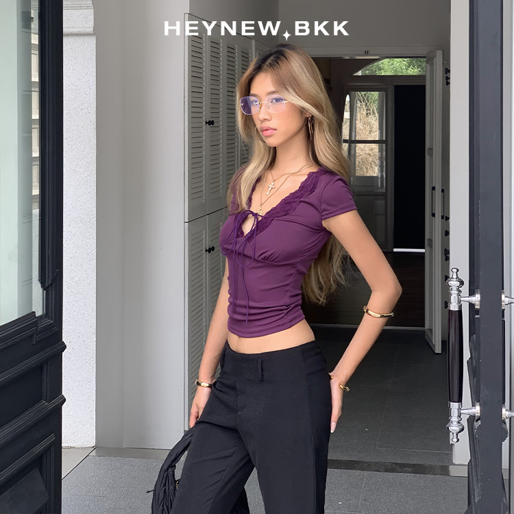 HEYNEW,BKK JWD184 ผู้หญิง Pure Desire สไตล์เซ็กซี่ลูกไม้แผง V คอแขนสั้น Slim Fit Crop Top สําหรับฤดูร้อน