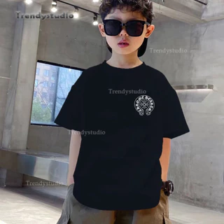 (จัดส่งตลอด 24 ชั่วโมง)เสื้อไทศิร์ตเด็กผู้ชายรุ่นใหม่ฤดูร้อน 2026 สีขาวพร้อมพิมพ์อักษร คอโค้งแฟชั่นและเป็นที่นิยมวันเด็ก