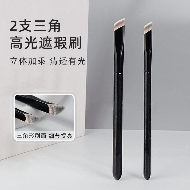 .  甲刷夜黑色三角形立体刷ผ้าเช็ดจาน刷Douyin黑眼圈Cangzhou Makeup Brush Night Flame Black Triangle Stereo Concealer2