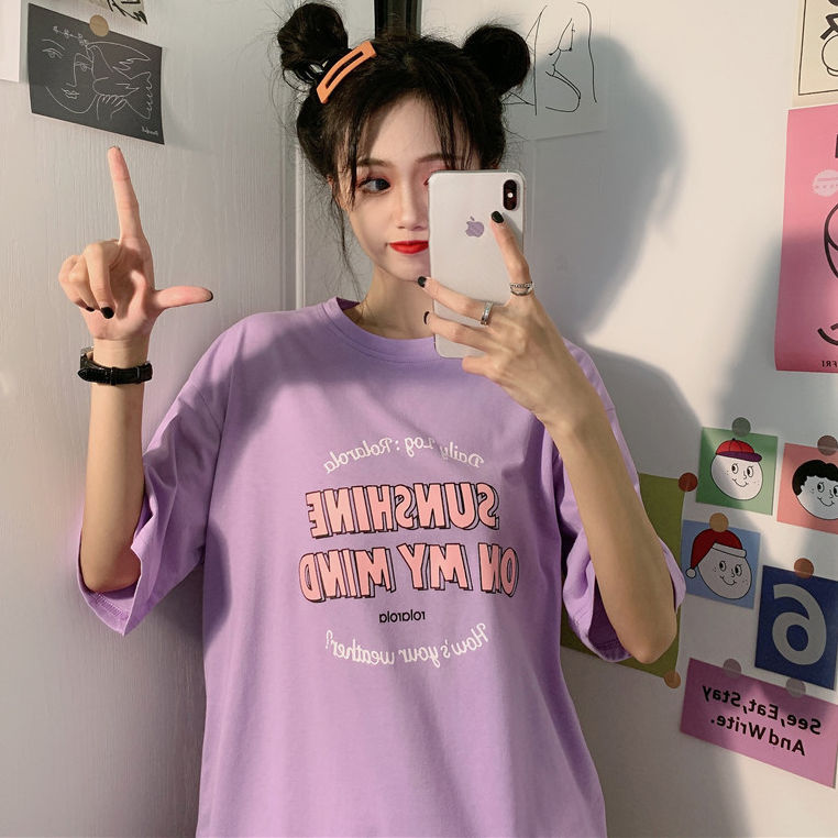 ตัวอักษรเกาหลีหลายสี พิมพ์บนเสื้อยืดแขนสั้นผ้าคอ튼Pretty Cec Vintage Girl สไตล์นักเรียน