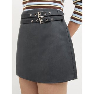 [Pomelo] กระโปรงสั้นเอวต่ำแต่งรายละเอียดเข็มขัดหนังเทียมคู่แ…