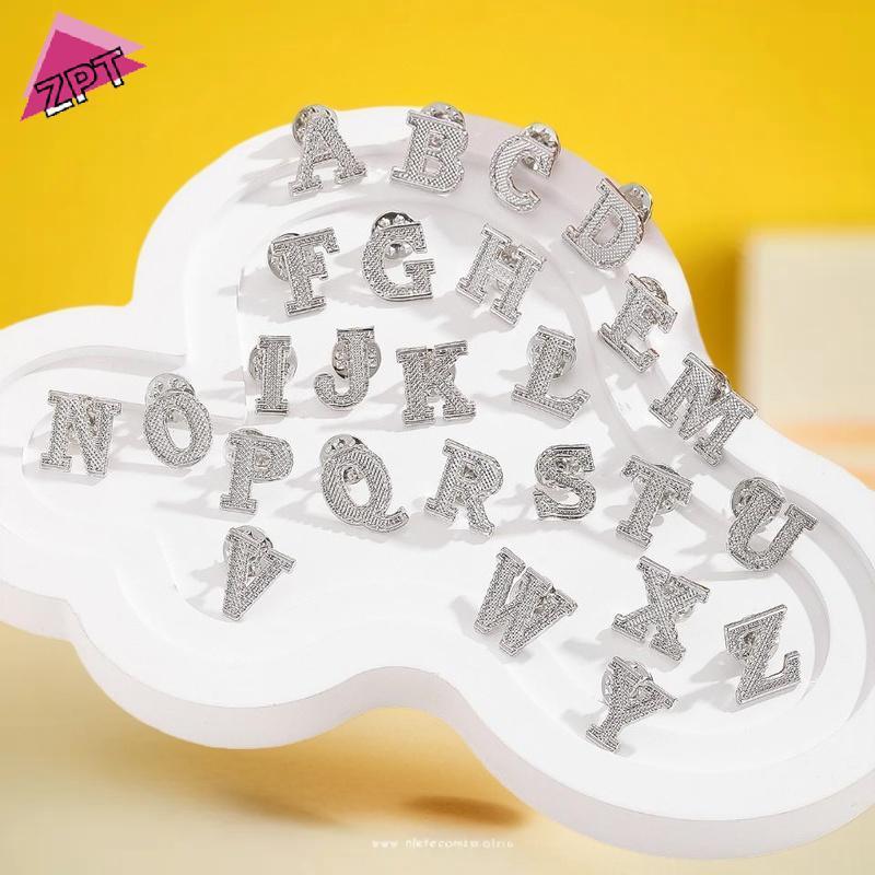 ชุดเข็มกลัดตัวอักษร A-Z 26 ตัว มีทั้งหมด 2PCS สีเงิน ทำจากโลหะ สำหรับผู้หญิงและผู้ชาย
