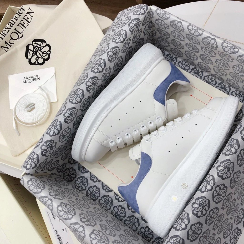Alexander McQueen รองเท้าสีขาวความสูงแพลตฟอร์มรองเท้าผ้าใบหนา McQueen เพิ่มความสูงรองเท้า McQueen รอ