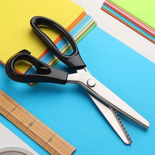 กรรไกรหยัก 5 มม. สำหรับตัดหนังและผ้า ลายดอก