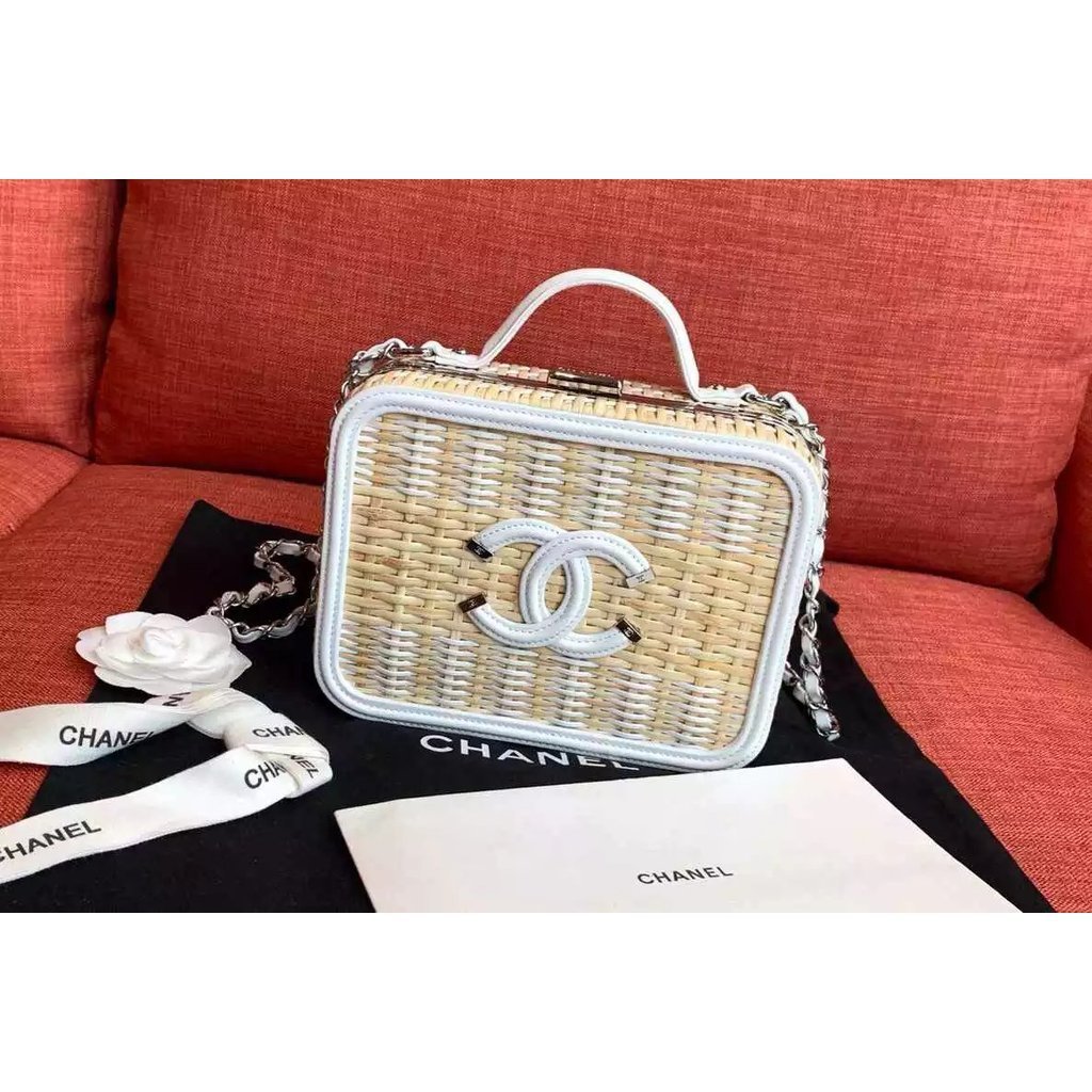 CHANEL CHANEL กระเป๋าเครื่องสําอางหนังสิทธิบัตรวัวหวาย