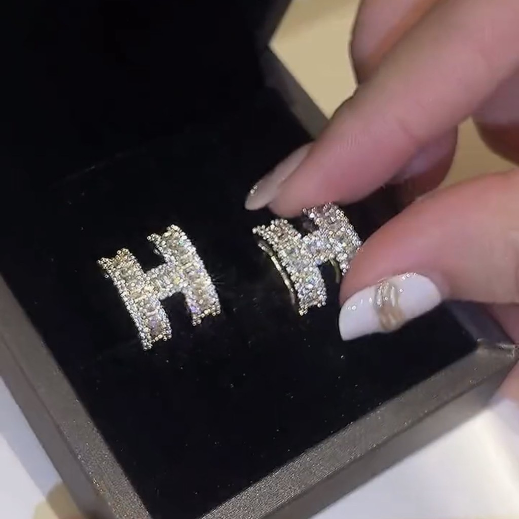 H H Letter Micro-Inlaid Zircon ต่างหูหรูหราสร้อยคอสุภาพสตรีหวานแฟชั่นบรรยากาศ H Clavicle Chain vfr11