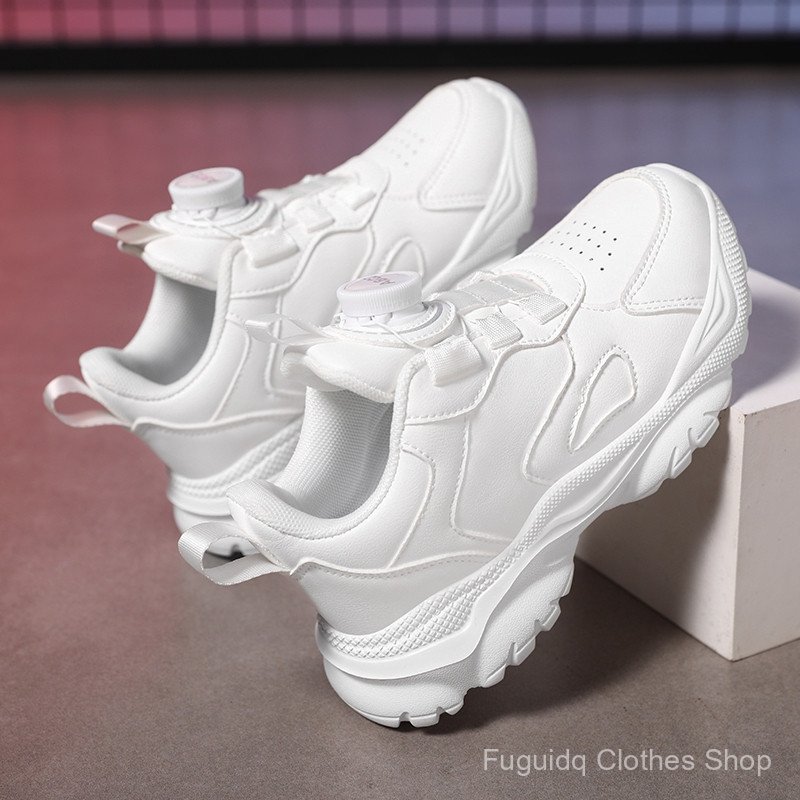 รองเท้าผ้าใบสำหรับเด็ก สีขาวยี่ห้อ TCX ออกแบบมาให้มีตาข่ายระบายอากาศ เพื่อสวมใส่ง่ายและสะดวกสบาย