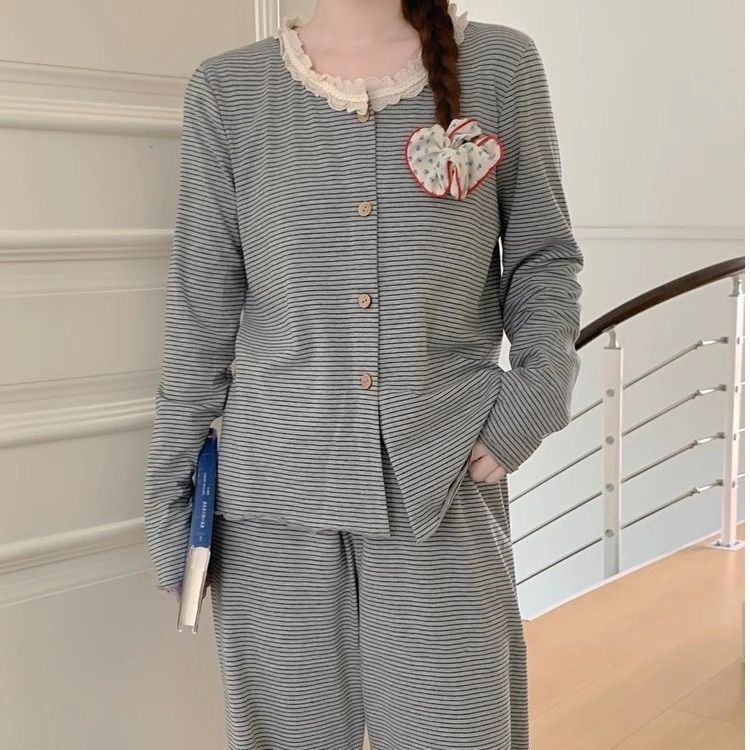 2026แฟชั่น2026สไตล์ใหม่หวานInsลูกไม้รอบคอชุดนอนผู้หญิงฤดูใบไม้ผลิฤดูใบไม้ร่วงกางเกงขายาวแขนยาวสีเทาล