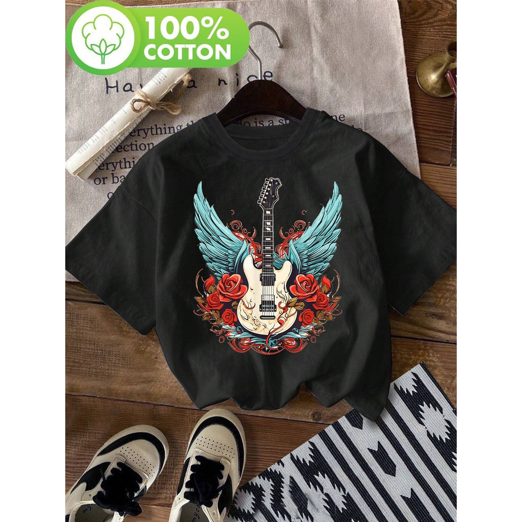 ทีเสื้อกราฟิกวินเทจสำหรับผู้หญิง - กีตาร์ไฟฟ้าพร้อมปีกสีน้ำเงินและดอกกุหลาบสีแดง - ผ้าที่นุ่มและระบายอากาศได้
