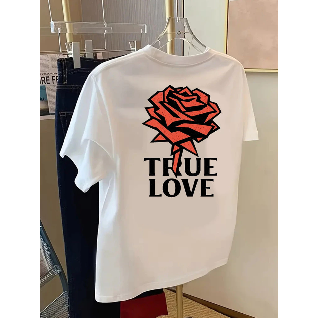 เสื้อยืดผู้หญิงลายกราฟิกดอกกุหลาบและตัวอักษร True Love