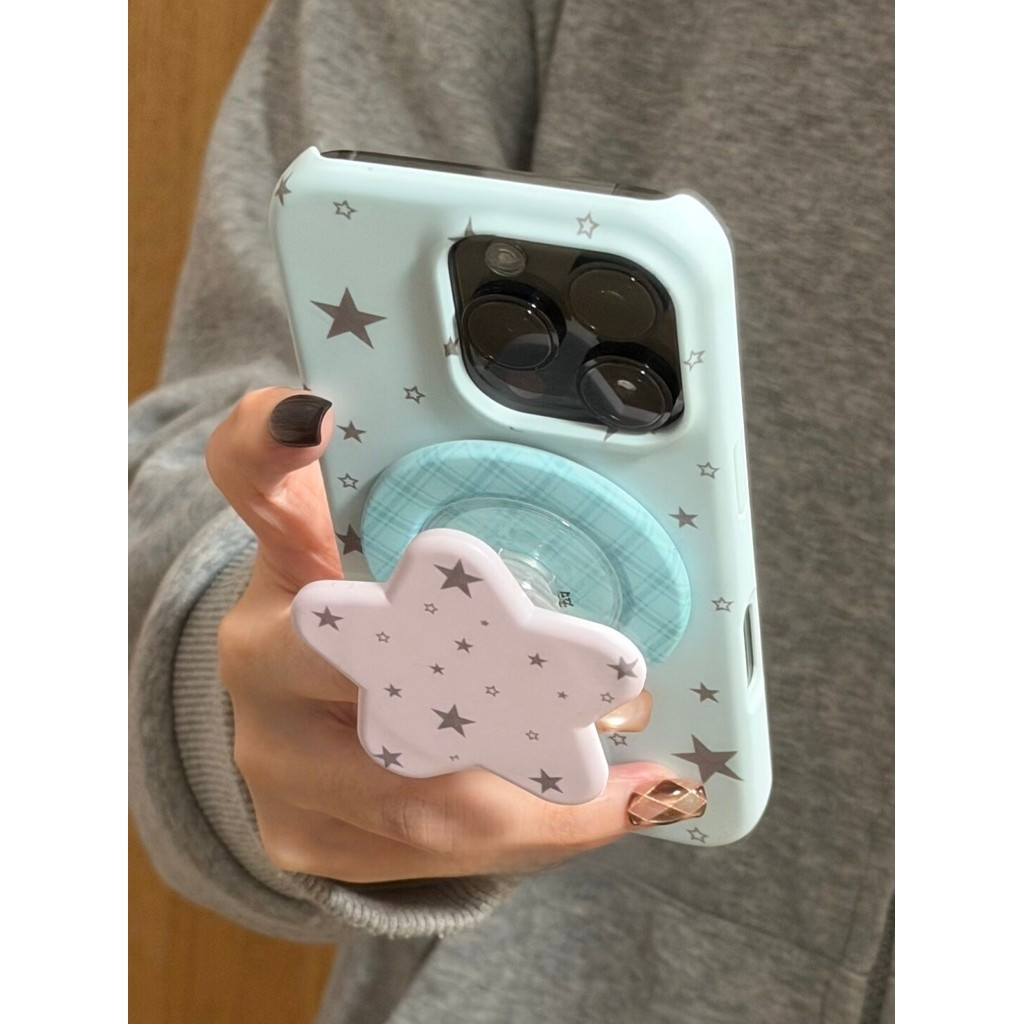 เคสแม่เหล็กน่ารัก Hard Shell Matte Slim Fit ป้องกันเลนส์ครึ่งห่อการ์ตูนพื้นหลังสีฟ้าพิมพ์ดาวสีน้ําตาลหัวใจสีชมพูสําหรับ IPhone 17 Pro Max 16 Pro 15 14 Pro