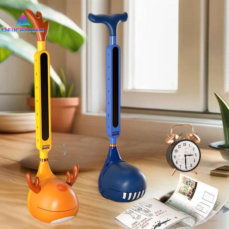 [Delicatesea] Otamatone เครื่องดนตรีอิเล็กทรอนิกส์ญี่ปุ่น USB ชาร์จเพลง Synthesizer Tadpole Kawaii ของขวัญเพื่อการศึกษาสําหรับเด็กผู้ใหญ่ใหม่