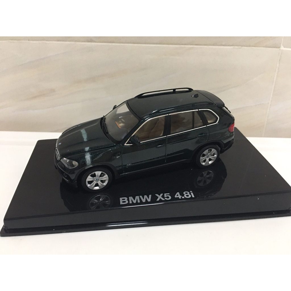 1: 43 Autoart Autoart BMW BMW X5 SUV Car Model. สีด้านในสีเบจสีเขียวเข้มสีดีมีข้อบกพร่องยางรัดละลายแ