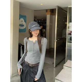 <Moses Queen> เสื้อยืดแขนยาวสไตล์อเมริกันสำหรับสาวฮอต ดีไซน์เข้ารูปช่วงไหล่ คอเหลี่ยมติดกระดุม เสื้อสั้น