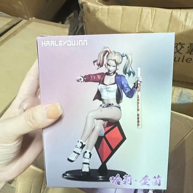 Hand-Made แชสซีเครื่องประดับของขวัญ Seated Raptor Squad Battle เสียหายรถตํารวจหญิง Harley Quin
