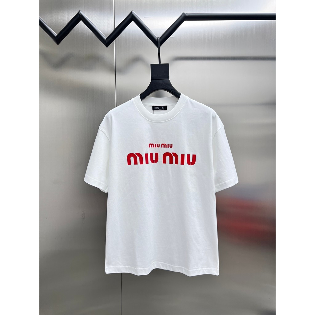 Miu Miu เสื้อยืดแขนสั้นรอบคอดีไซน์คลาสสิก สำหรับผู้ชายและผู้หญิง ขนาด 6XL ทำจากผ้าฝ้ายแท้พร้อมโลโก้ด