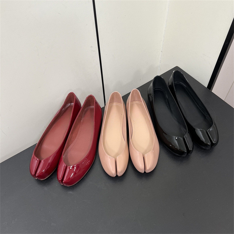 OSQ1 MM6 Co-branded red-soled genuine leather shoes Tabi Split-toe shoes, pig foot shoes, red low-cu