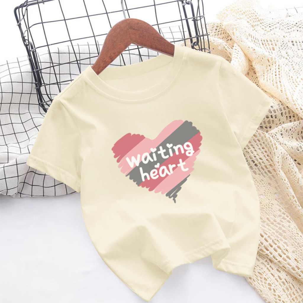 เสื้อยืดแขนสั้นสีขาวสำหรับเด็กในฤดูร้อน ทรงหลวมเรียบง่าย รูปหัวใจ เสื้อซับในเด็ก